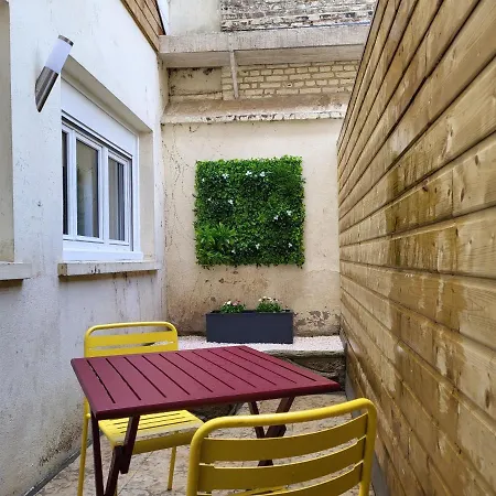 Appartement Le Nagi : Beau Studio Avec Patio Privatif *